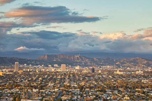 Veiw of a city skyline from high up on an overlook early in the morning — Stock Photo, Image