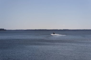 sürat teknesi kameradan uzaklaşıyor.