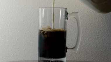 Uzun, berrak bardakta, buzlu kahve.