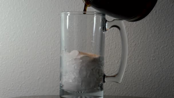 Vidro transparente alto com gelo sendo preenchido com café — Vídeo de Stock