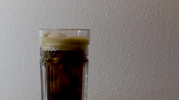 ソーダで満たされた氷の透明なガラス — ストック動画