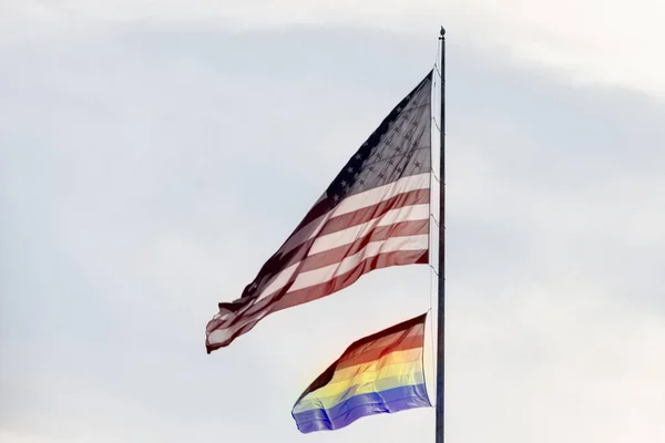 Estados Unidos Bandera americana sobre una bandera de orgullo gay —  Fotos de Stock