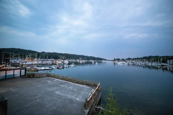 Vista serale del porto gig in ora blu sulla notte d'estate — Foto Stock