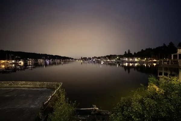 Nachtzicht van gig haven na blauw uur met boten — Stockfoto
