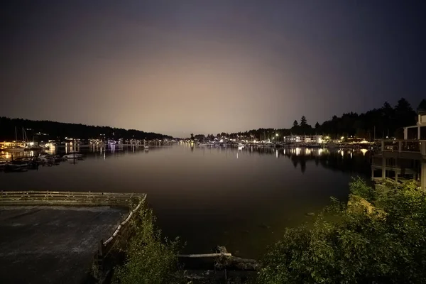 Visão noturna do porto do show após a hora azul com barcos — Fotografia de Stock