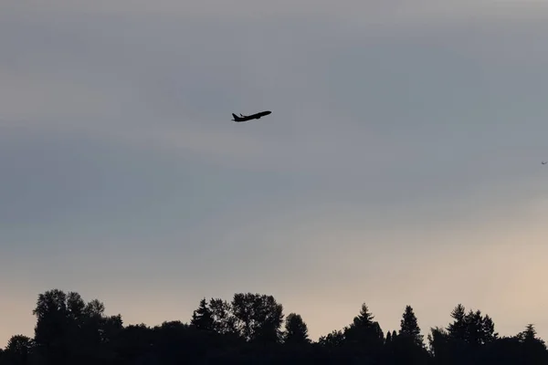 Doppeldecker fliegt hoch in den Himmel gegen einen Sonnenuntergang — Stockfoto