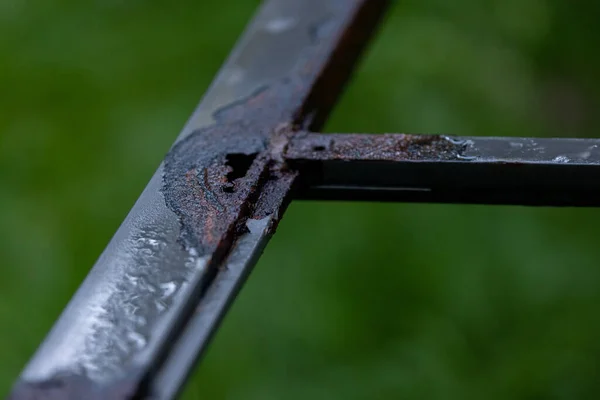 Пошкоджена металева рамка іржавіє по кутах — стокове фото