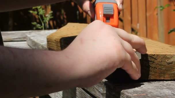 Niño mide y marca madera — Vídeos de Stock