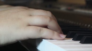 Aşırı yakın çekim el ve piyano