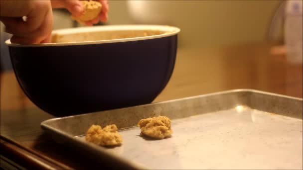 Cookies auf Blatt 1 — Stockvideo