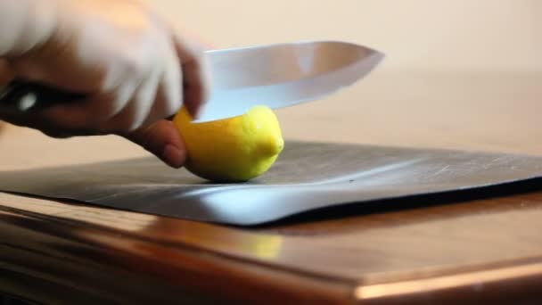 Cutting into a lemon — Stock Video