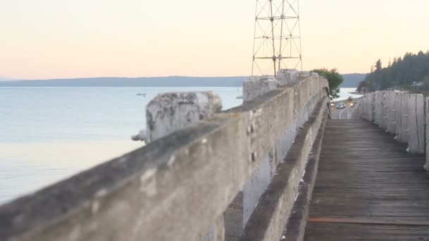 Phare se dirigeant vers un pont en bois — Video