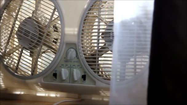 Mans mão vira um ventilador para baixo — Vídeo de Stock