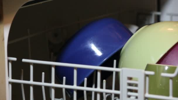 Погрузка посудомоечной машины 3 — стоковое видео