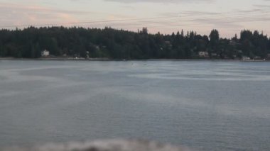 küçük tekneyle kıyı kasaba