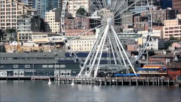 Seattle reuzenrad uit het water — Stockvideo