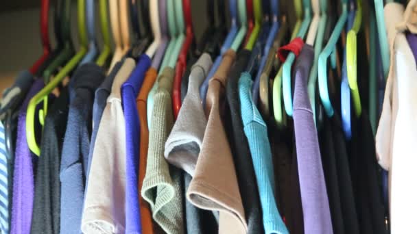 Seleccionar una camisa 1 — Vídeos de Stock