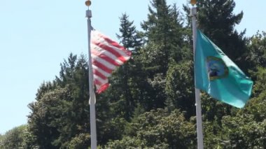 ABD ve Washington Devlet bayrakları