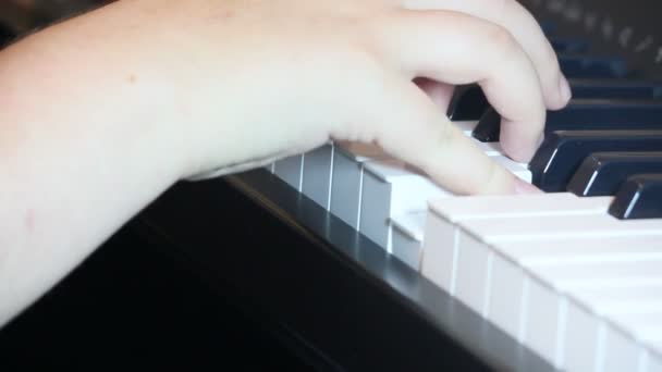 Jonge handen spelen piano — Stockvideo