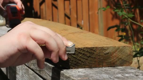 Mãos masculinas jovens lutam para medir e marcar uma placa para cortar — Vídeo de Stock