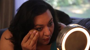 Kadınlar tozlar face1