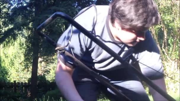 เตรียมตัวและเริ่มเครื่องตัดหญ้า — วีดีโอสต็อก