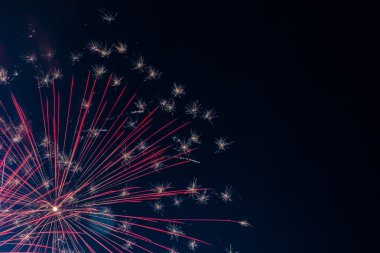 İnce çizgiler, kıvılcım ve havai fişek kapalı yıldız
