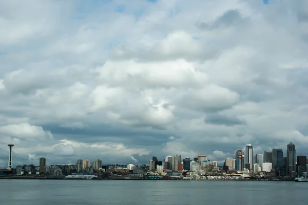 嵐の雲のオーバーヘッドとシアトルのスカイライン — ストック写真