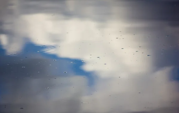 Reflejo del cielo en el agua con gotas —  Fotos de Stock