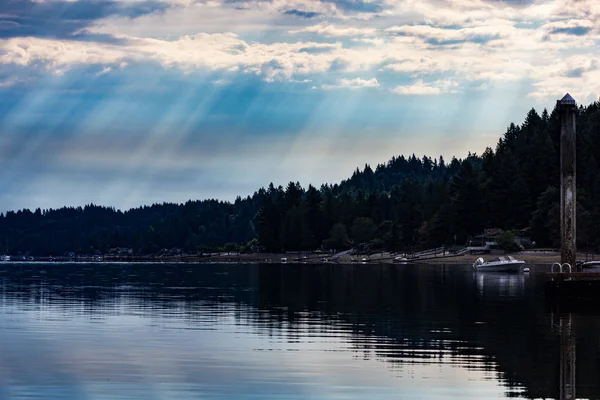 Rays of sun on early morning dock — Stock Photo, Image