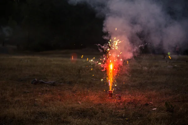 Fogo de artifício de fonte vermelha — Fotografia de Stock