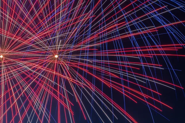 De fines lignes d'étincelles et d'étoiles hors des feux d'artifice — Photo