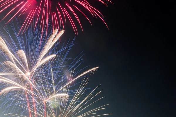 Cienkie linie z iskry i gwiazdy z programu fireworks — Zdjęcie stockowe