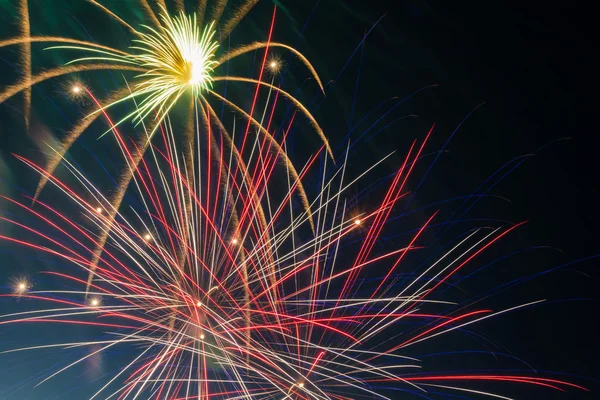 Linhas finas de faíscas e estrelas fora de fogos de artifício — Fotografia de Stock