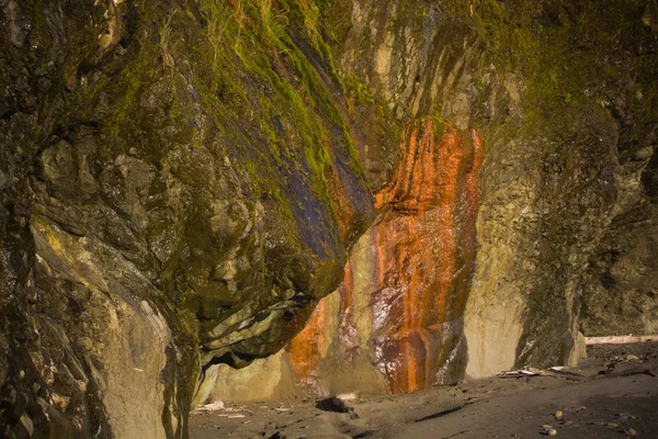 Mur de roche humide multicolore — Photo