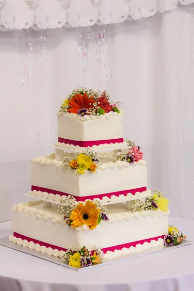 Bolo de casamento com flores — Fotografia de Stock