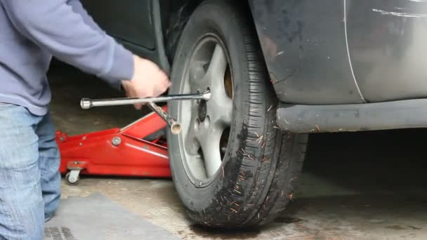 Nahrazování starých pneumatik na auto — Stock video