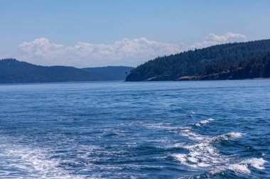 Parlak Yaz Gününde Sahil Adaları ve Wake Trails. Yüksek kalite fotoğraf