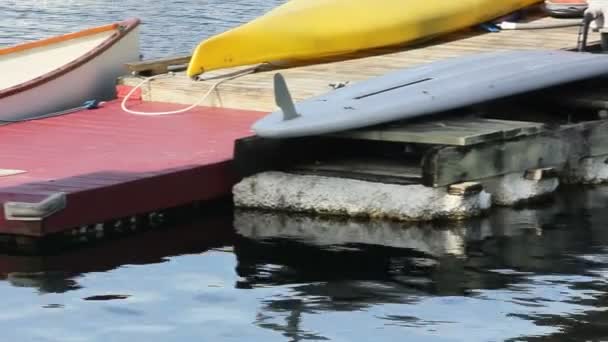 Kastrull med kanot och dock — Stockvideo