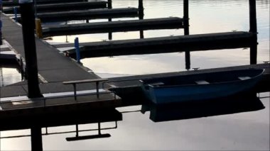 küçük mavi tekne ve boş bir dock