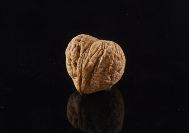 siyah arka plan üzerine izole fındık