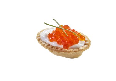 Tartı, beyaz arka plan üzerinde izole kırmızı havyar