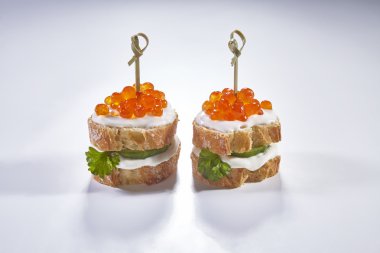 Tartı, beyaz arka plan üzerinde izole kırmızı havyar