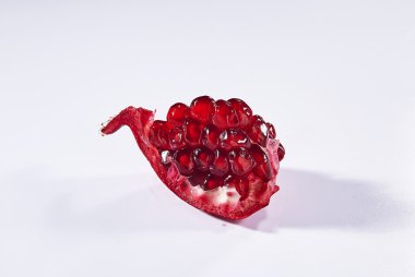 Beyaz arka plan üzerinde izole olgun nar meyve kesimi