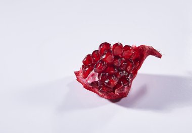 Beyaz arka plan üzerinde izole olgun nar meyve kesimi