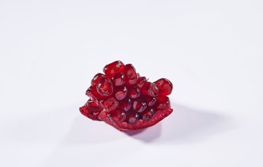 Beyaz arka plan üzerinde izole olgun nar meyve kesimi