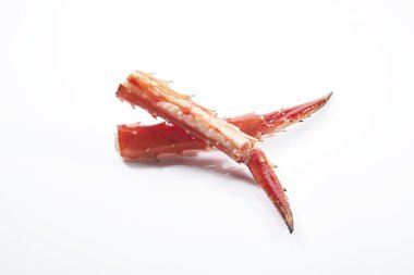 Yengeç eti beyaz zemin üzerine onun kabuğundaki