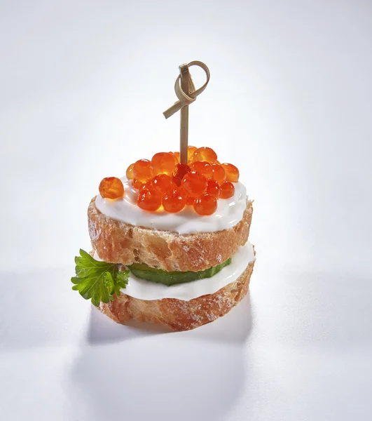 Tartı, beyaz arka plan üzerinde izole kırmızı havyar