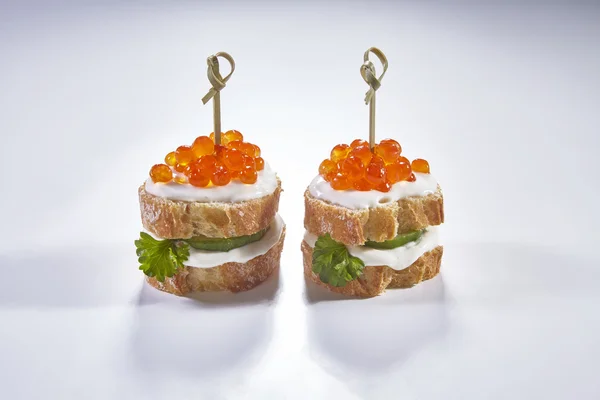 Tartı, beyaz arka plan üzerinde izole kırmızı havyar