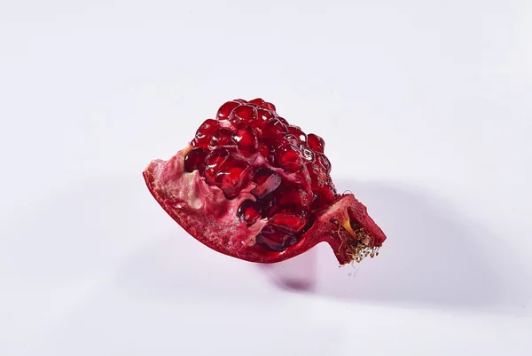 Dojrzały owoc granatu owoców segmentu na białym tle — Zdjęcie stockowe